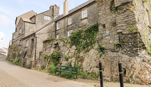 10 WESTGATE HILL, family friendly, with open fire in Pembroke