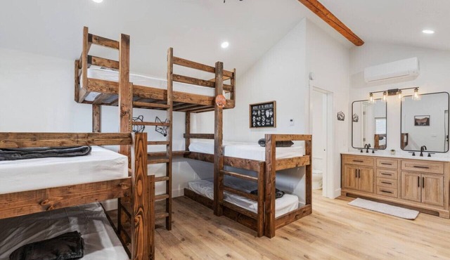 #10 Woodland Wildlife Cabin! Newly Remodeled! AC!