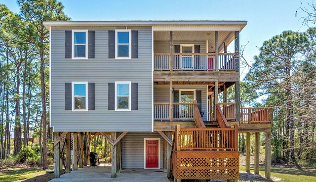 100+ 5-STAR Reviews: Family Home 5 Min. Walk to Beach Neighborhood Pool & Tennis