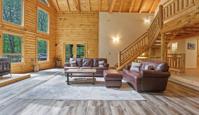 100+ Acres- 4 Bedrooms, Sleeps 14, Hot Tub, Fire Pit & Game Room