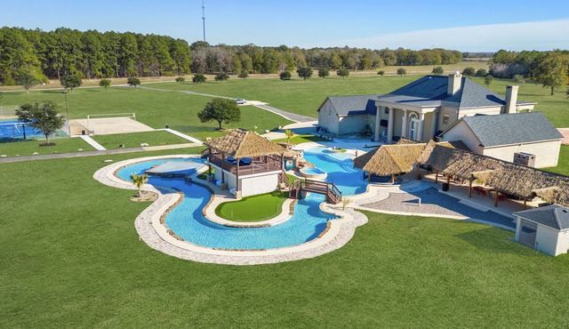 100+ acres sleeps 30, pool, lazy river, hot tub, bball, tennis, and more
