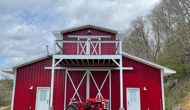100 Aker Wood Barndominium Loft! Two bedroom. All Amenities Provided!