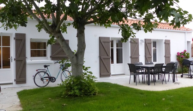 100 M FROM BOISVINET BEACH, SMALL FISHERMAN'S COTTAGE