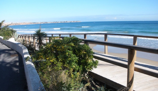 100 m from the sea, BBQ, WiFi and TV Satellite