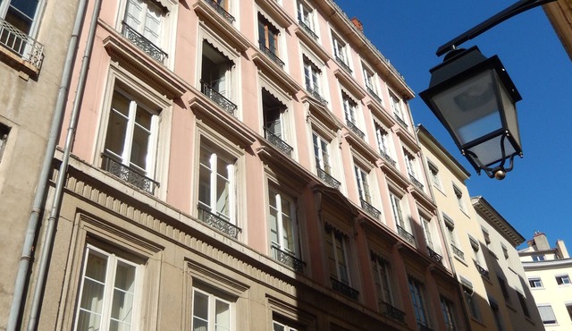 100 m² apartment in the heart of LYON - Free private parking - 3 beds (160/140).