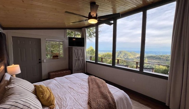 100 mile views, 2½ mi. to BR, hot tub & Kids Loft