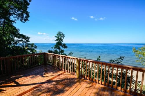 100 private beach frontage on LK MI Hot tub