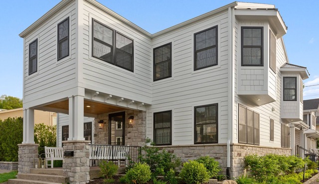 100 steps to Lake Michigan beach, private paved courtyard, gas fire pit.