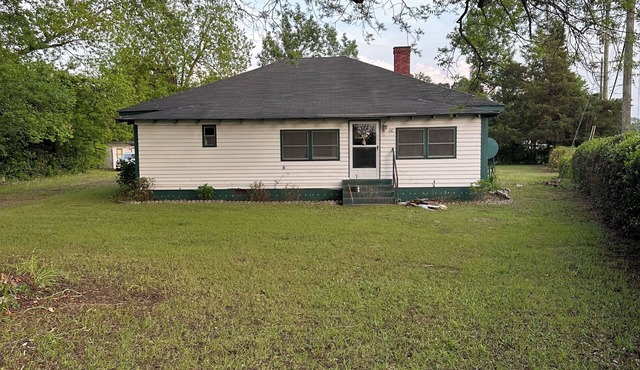 100 year old 3 br 2 bath house in center of downtown Lamar overlooks Main Street