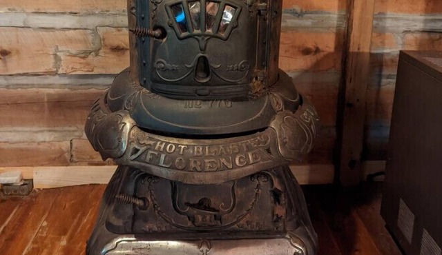 100+ Year Old Cabin! Attention Antique Lovers and History Buffs!