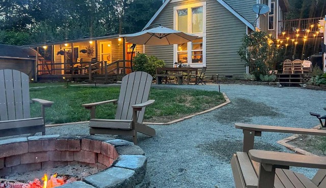 100-Year-Old Farmhouse with Hot Tub on 5 Acres!