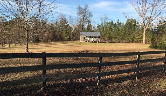 100 year old Restored Cottage with modern comforts near Milledgeville Ga. & Lake