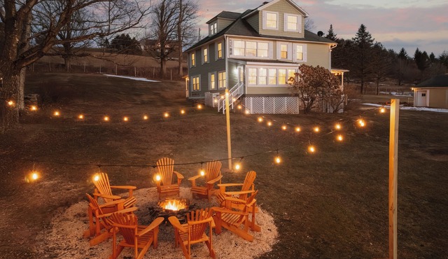 100 Yr Old Farmhouse/70 Private Acres/Game Room/Gym/2 Hr Drive from NYC