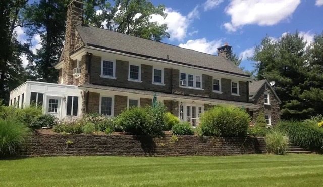 100 + yr old Georgian Manor w/character