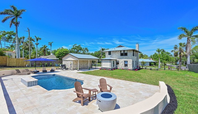 100 yr old Stone House with a heated pool 9 mi to beaches & 2 mi to downtown