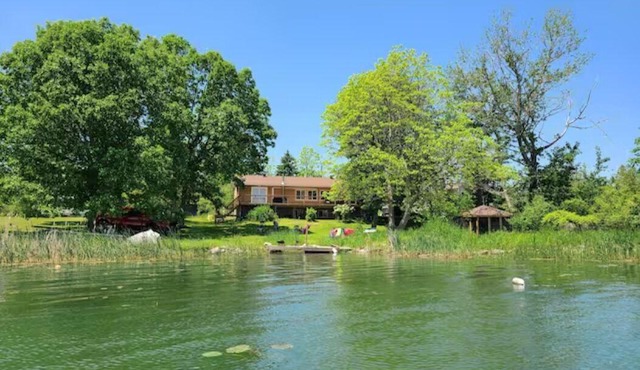 1000 Islands Frontenac cottage - overlooking Bay of St Lawrence River