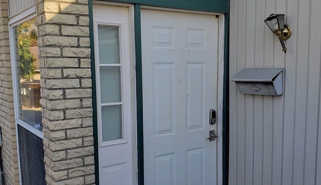 1000sq ft with King Beds and a Bear Table