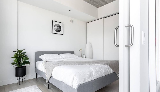 (1003)Downtown Glasshouse+Breathtaking 2 Bed 2 Bath +Fast WiFi (311)