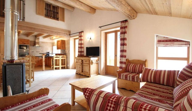 100m from ski slopes, 1st floor, balcony, fireplace or stove, tv, ski locker, 90m², Val Cenis