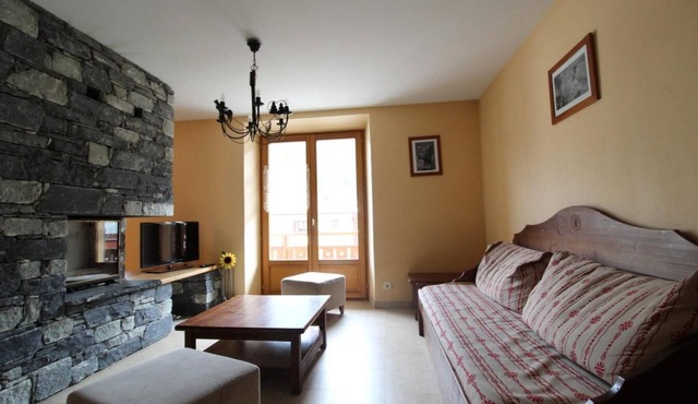 100m from ski slopes, 2nd floor, view village, balcony, fireplace or stove, tv, ski locker, 110m²