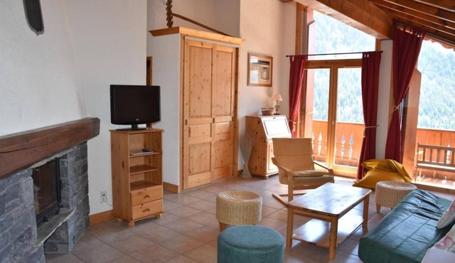 100m from ski slopes, 8th floor, balcony, fireplace or stove, tv, ski locker, 85m²