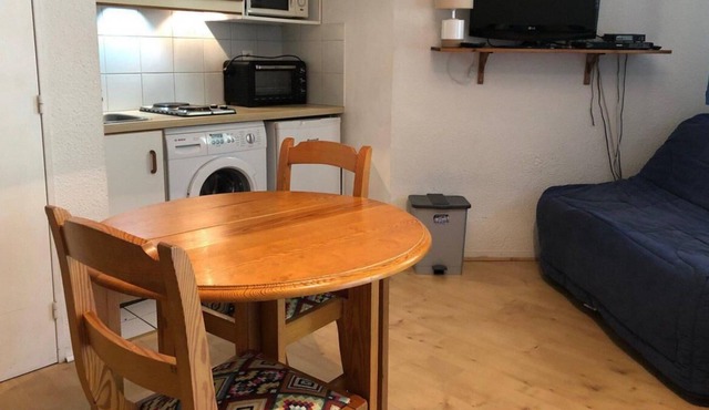 100m from resort center, 7th floor, view mountain, balcony, tv, ski locker, 69m², Brides Les Bains