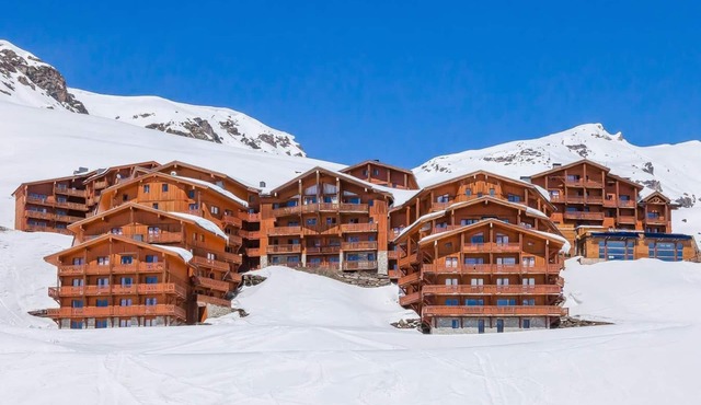 100m from ski slopes, fitness, swimming pool, sauna, jacuzzi, hammam, balcony, fireplace or stove