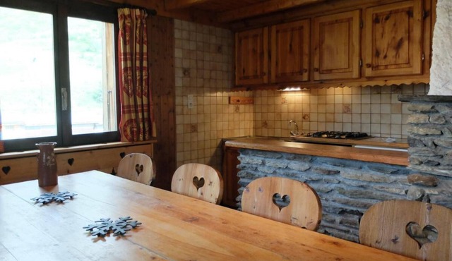 100m from ski slopes, 2nd floor, view mountain, balcony, fireplace or stove, tv, 76m², Tignes