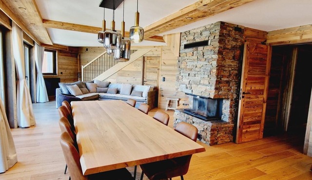 100m from ski slopes, 2nd floor, view mountain, balcony, fireplace or stove, parking, tv, ski locker