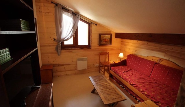 100m from ski slopes, 2nd floor, view mountain, balcony, tv, ski locker, 90m², Valfréjus