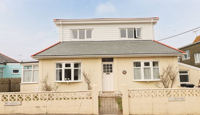 100m to beach! Spacious beach house, perfect for families.