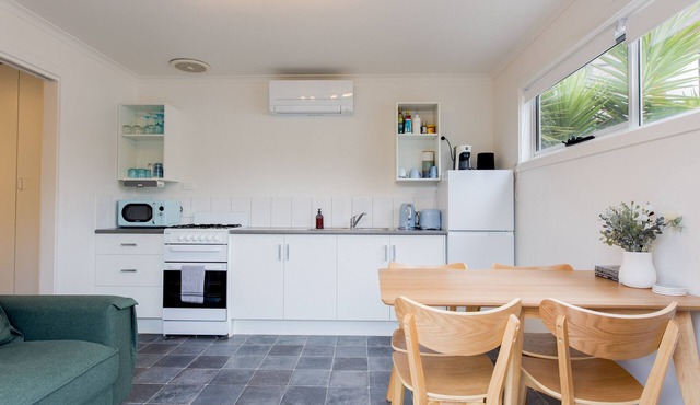 100m to the Beautiful Beach, fully self contained bungalow and pet friendly.