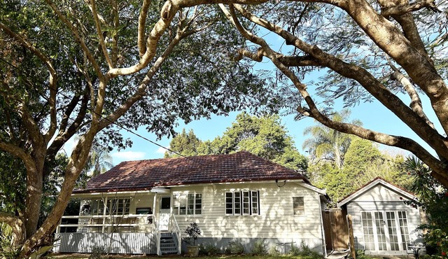 100m to town, 15 minutes to beach!