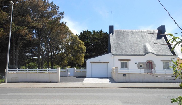 100m² house with 480m² enclosed garden 200m from the sea