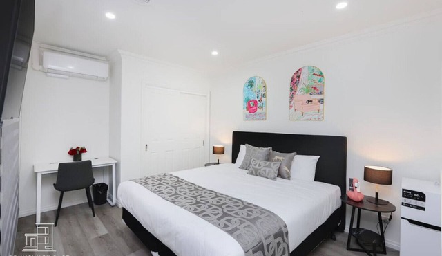 101 Luxe King BR w/Fast WiFi - 18 mins tram to CBD