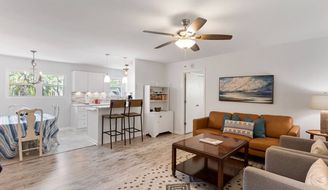 1018 East Cooper! Cozy Cottage! Close to Beach access, Cornhole, Large Deck. Pet ok w/fee