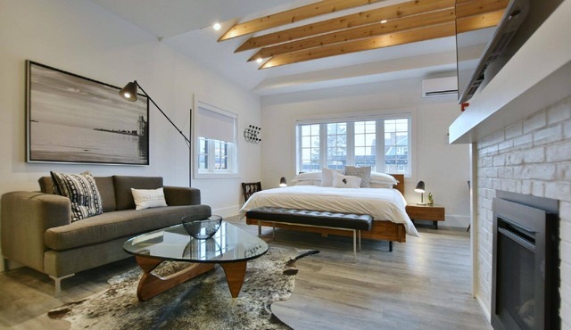 102, Deluxe Studio - Downtown Collingwood, Luxury Boutique Hotel.