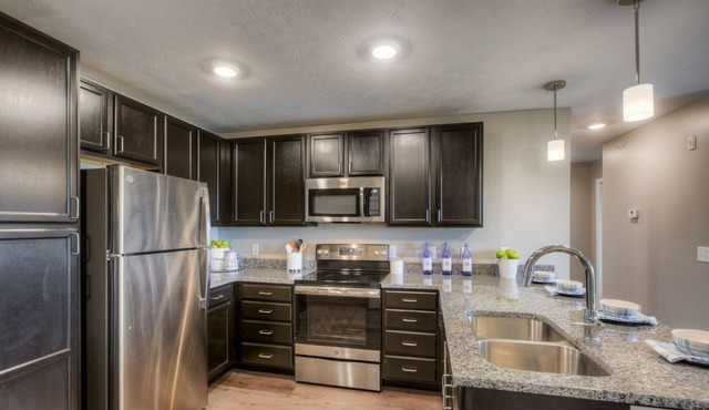 102-Fremont Oasis, Vegas-Style Pool & Clubhouse!
