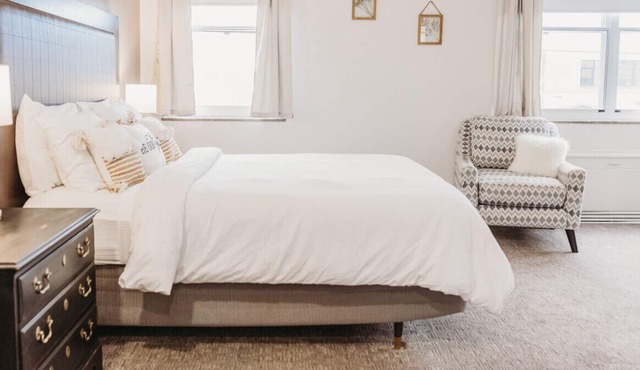 102 · Vintage Chic #102 - Hotel Phillips