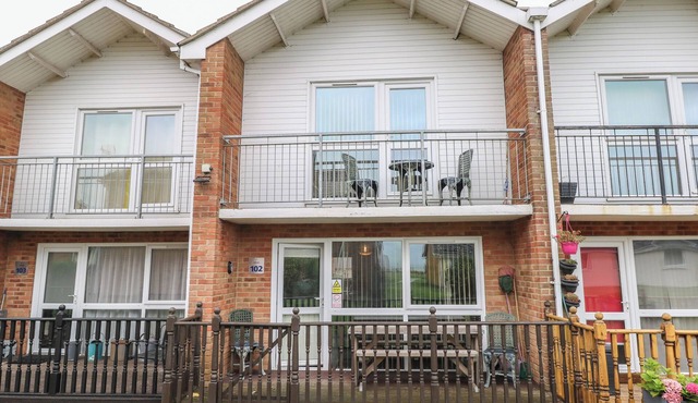 102 WATERSIDE PARK, family friendly, with pool in Corton