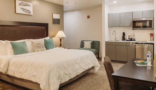 104 · Cozy Corner #104 - King Bed Hotel Phillips