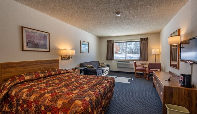 104 Queen Room with Sleeper Sofa and Jetted Tub