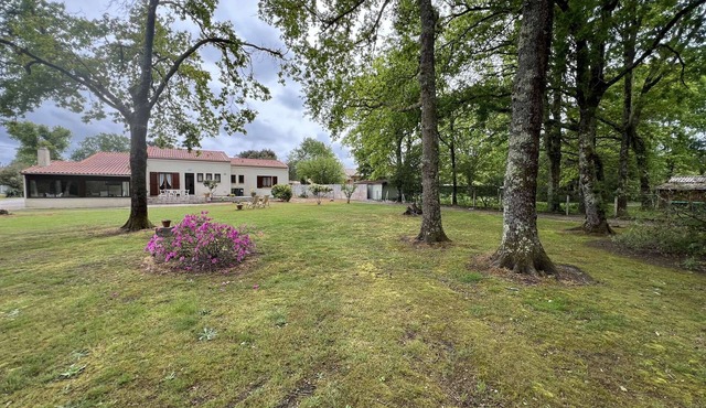 105 - Superb house with its large green park