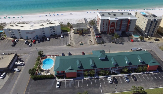 105 Tropical Isle Cozy Gulfside Condo ~ Beach Svc Included