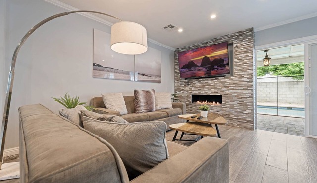 106 New Home in LA with all New Furniture, POOL & KING Beds!BY Universal Studios