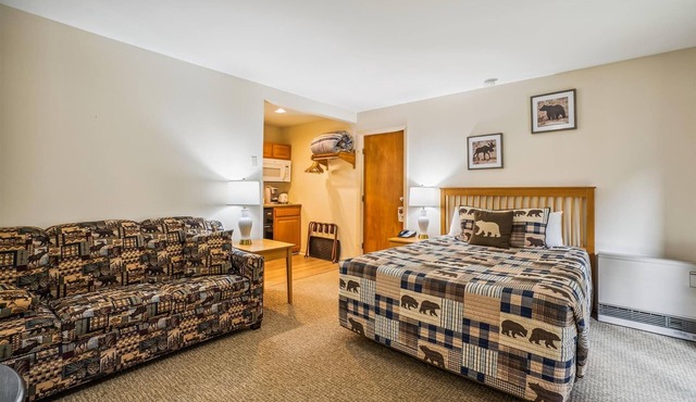 107 Deluxe Studio Queen, w/Sleeper sofa w/outdoor heated pool
