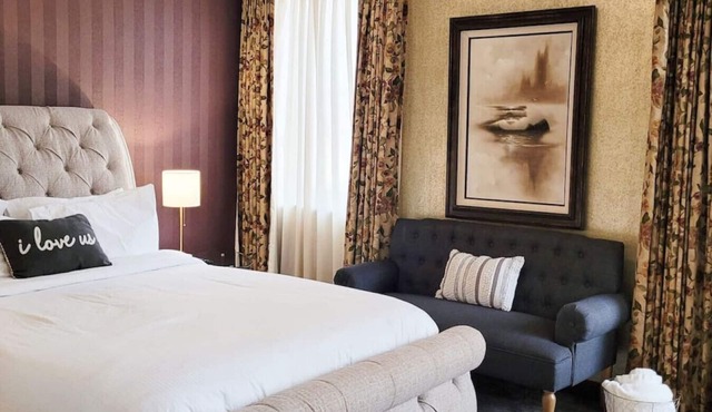 107 · Downtown Retro Room #107 - Hotel Phillips