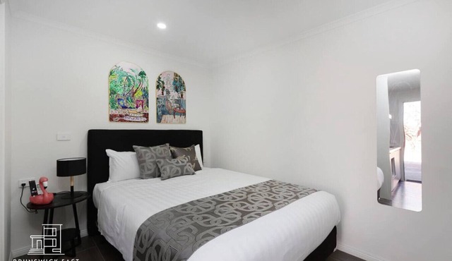 107 Entire Guesthouse: Queen BR w/Fast WiFi - 18 mins tram to CBD
