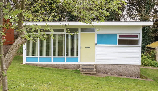 107 KINGS CHALET PARK, pet friendly, with a garden in Cromer