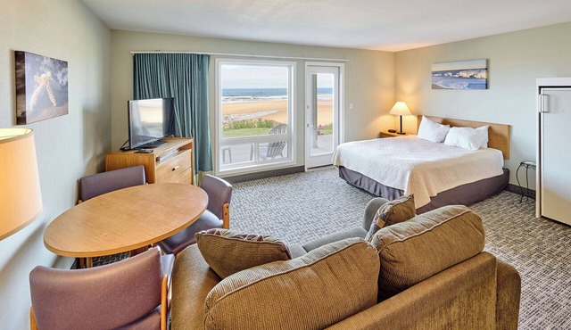 107 Ocean Picture Academy - Beachfront Condo - Pool, Hot Tub, & Full Kitchen!